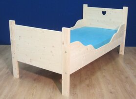 peuterbed SAM met hartje incl. bodem en matras SHOWMODEL